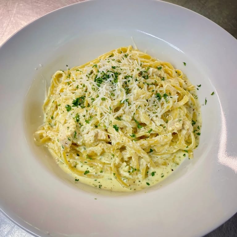 This quick 20-minute Creamy Alfredo Pasta offers a visual treat: perfectly coated noodles with fresh parsley.
